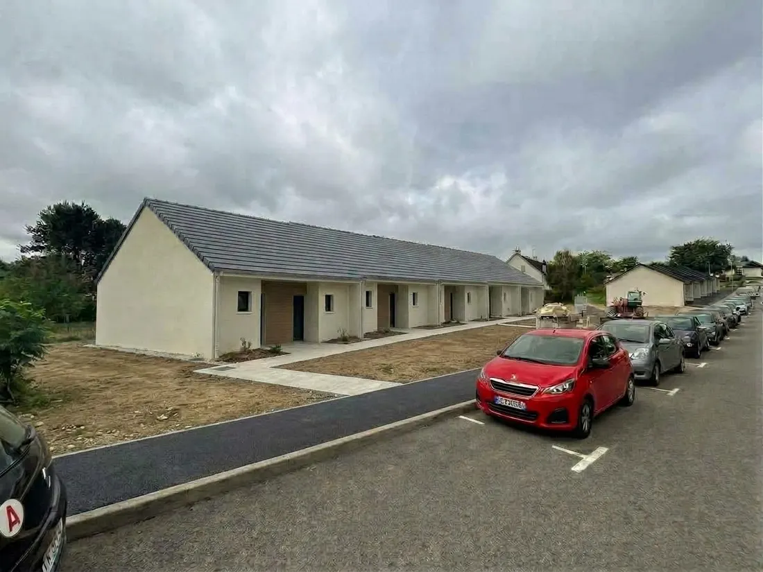 Logements de plain-pied en bande, vus de la rue
