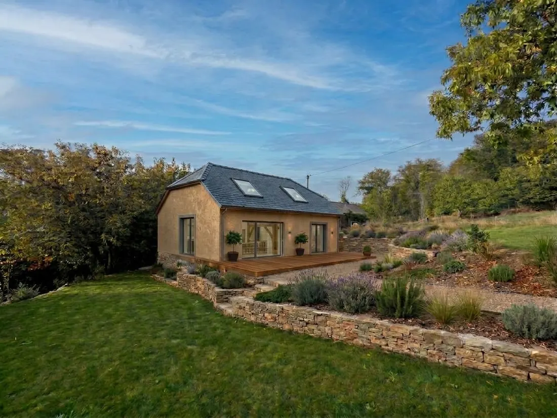 Maison avec terrasse en bois et jardin en restanques
